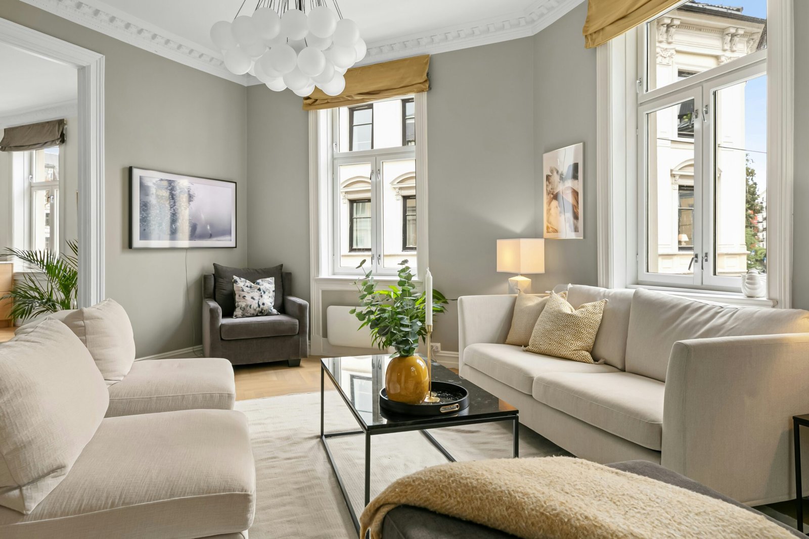 How to clean cat pee from carpet using enzymatic cleaners to remove urine stains and neutralize strong pet odors.