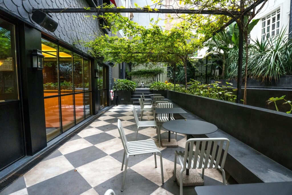 Beautiful landscaped garden reflecting Decoradyard Garden Tips by DecoratorAdvice, highlighting healthy plants, organized greenery, and stylish outdoor decoration.