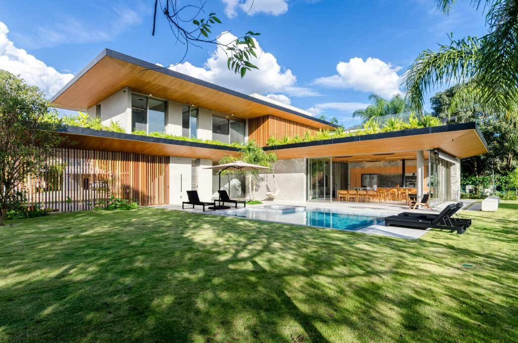 Healthy evergreen hedge demonstrating the rapid Green Giant Arborvitae Growth Rate in a landscaped yard.