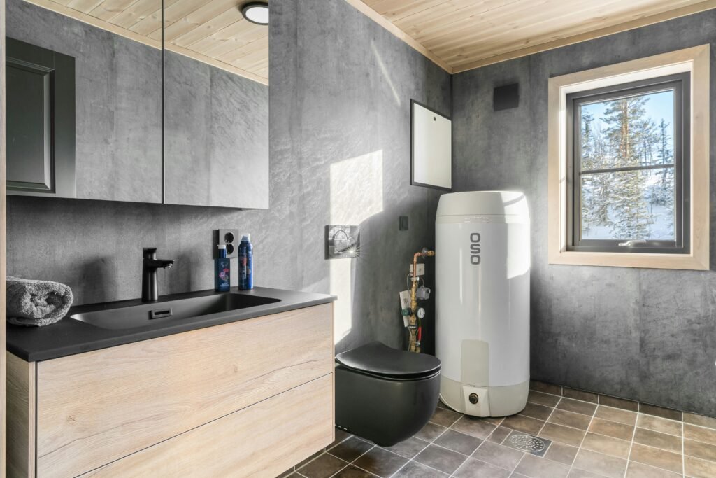 Tankless Water Heater Pros and Cons guide to upfront costs, long-term savings, heating capacity, maintenance, and home water heating options.