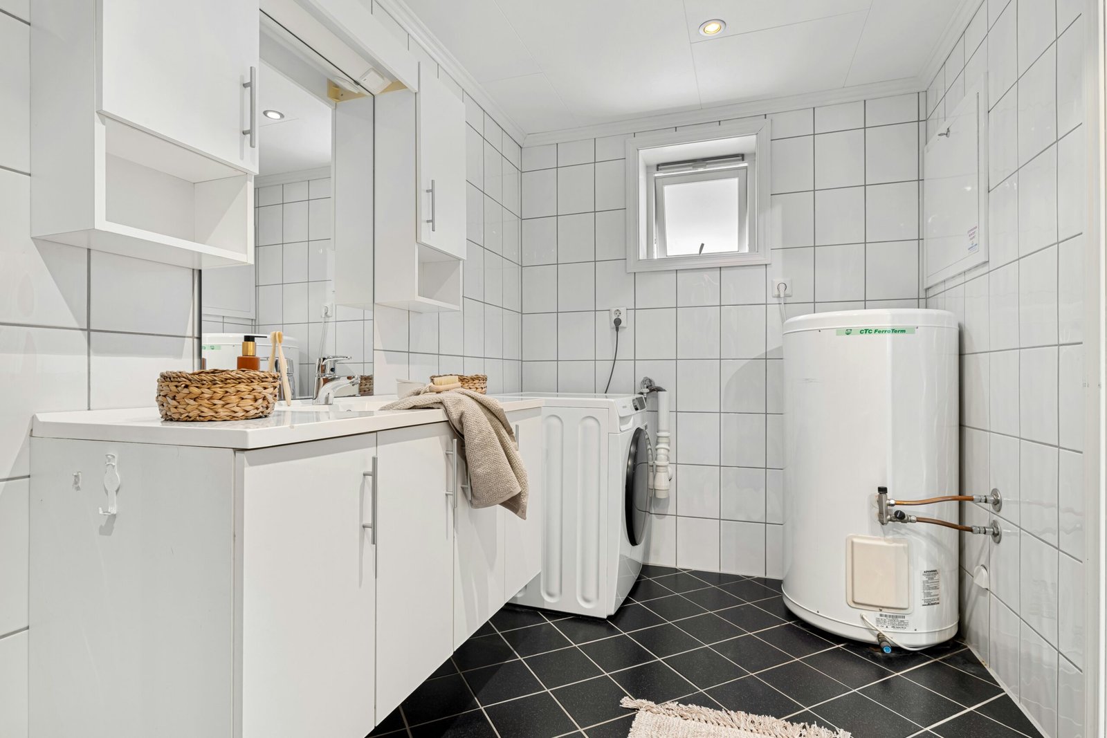 Tankless Water Heater Pros and Cons featuring energy efficiency, installation costs, maintenance, hot water performance, and long-term savings.
